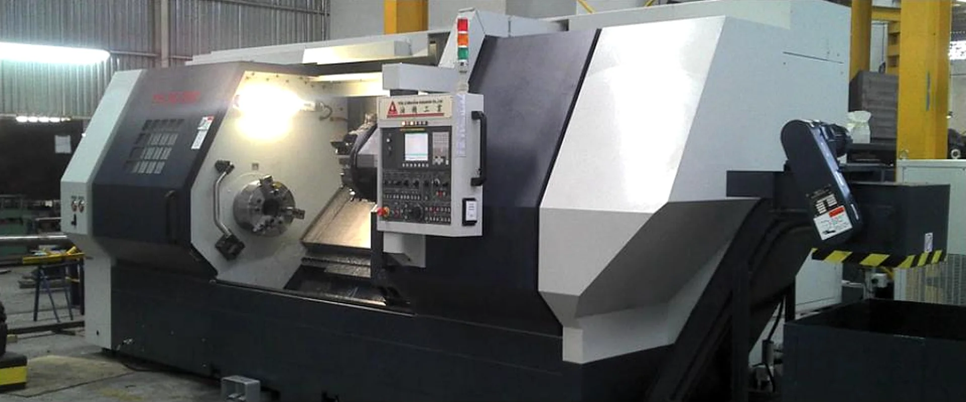 Torno CNC en piso de producción